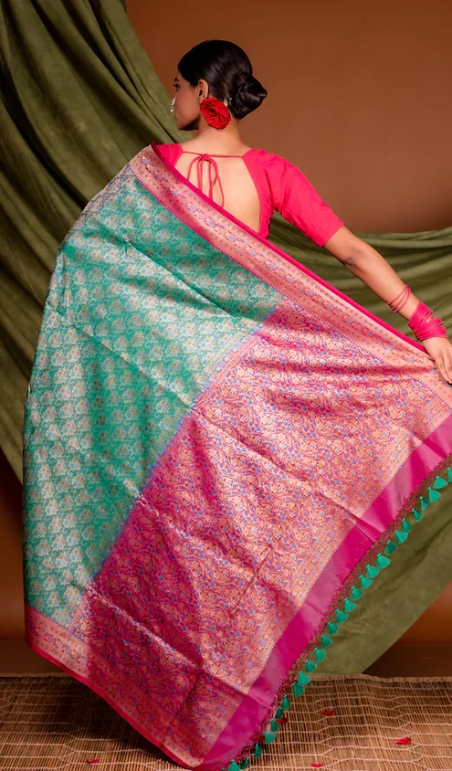 Handloom-Katan-Silk-Tanchoi-Banarasi-4 Teal green and pink handloom Katan silk Tanchoi Banarasi saree with intricate all-over zari weaving and traditional Banarasi pallu