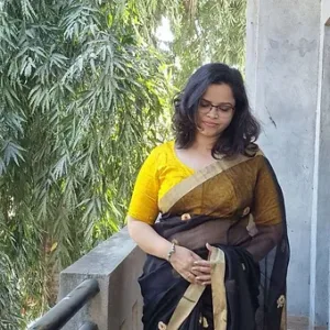 Woman wearing black and gold handloom pure silk Chanderi saree with zari border