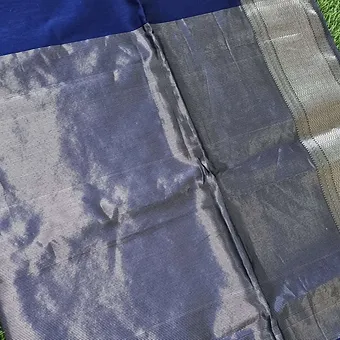 Handloom-cotton-silk-maheshwari-2 Handloom cotton silk Maheshwari saree in slate grey and steel blue tones, featuring a soft silver zari border and a smooth, lightly lustrous cotton-silk weave