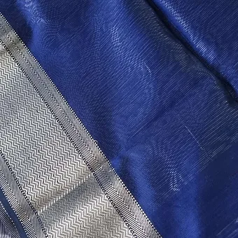 Handloom-cotton-silk-maheshwari-3 Handloom cotton silk Maheshwari saree in deep royal blue featuring a finely woven silver zari border with classic chevron pattern