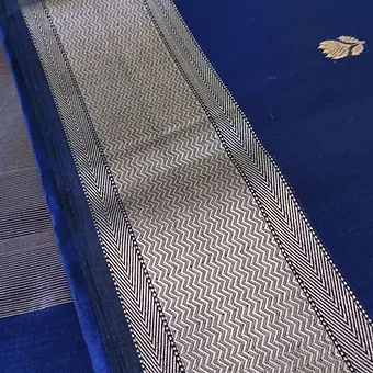 Handloom-cotton-silk-maheshwari-main Handloom cotton silk Maheshwari saree in royal blue with a broad silver zari border featuring classic chevron woven patterns