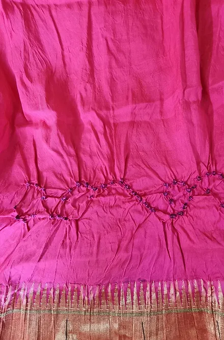 Handloom-muniya-paithani-with-bandhani-4 Handloom Paithani fabric in vibrant pink with intricate bandhani patterns and decorative borders.
