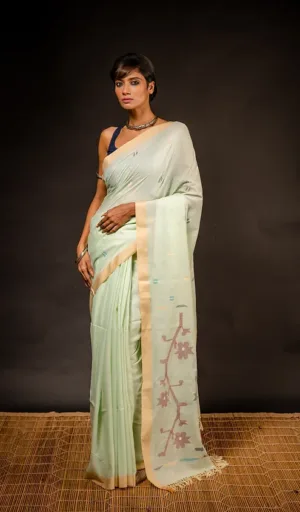 Woman wearing off-white handloom pure cotton Jamdani saree with floral woven pallu