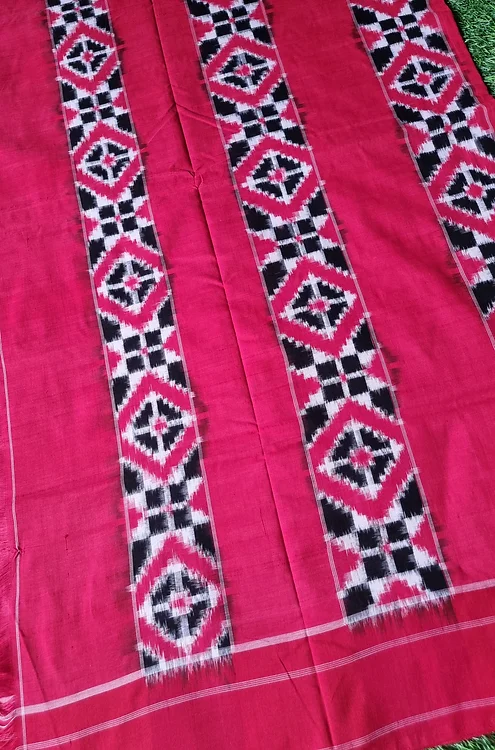 Handloom-pure-cotton-double-ikat-saree-2 Handloom pure cotton double ikat saree in vibrant pink with intricate geometric patterns in black and white.